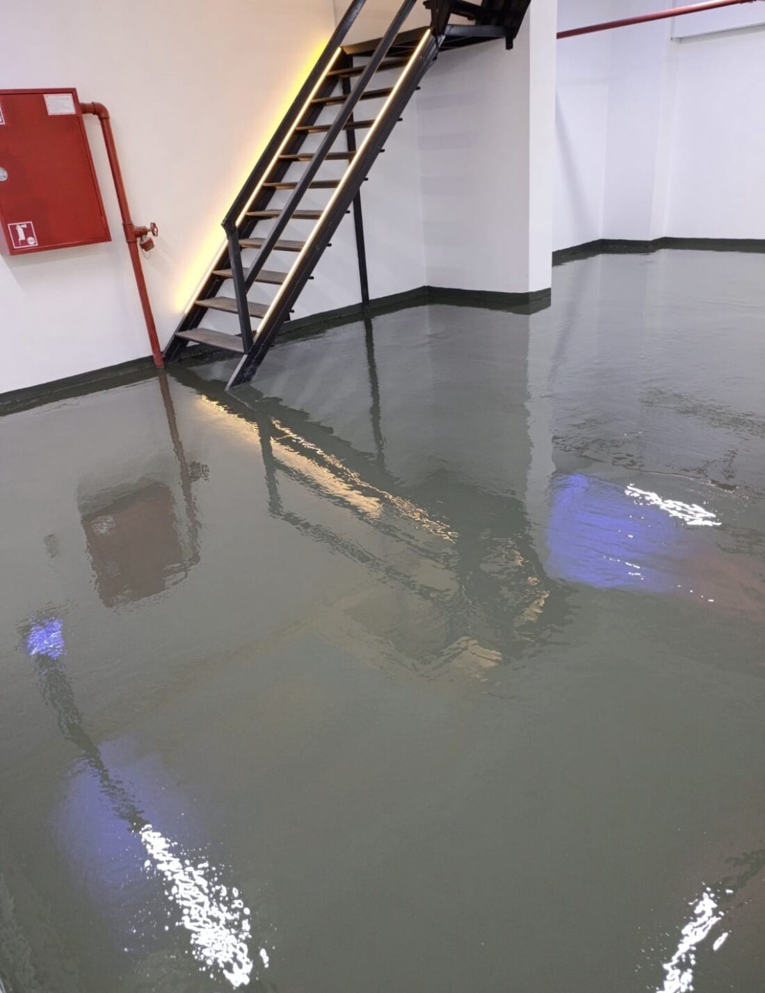 Parlak gri epoksi kaplı depo